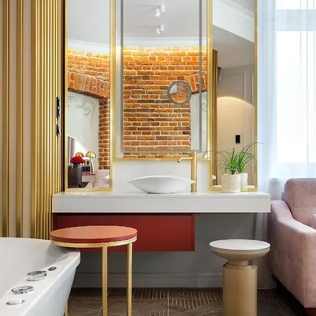 Golden Queen Hotel
